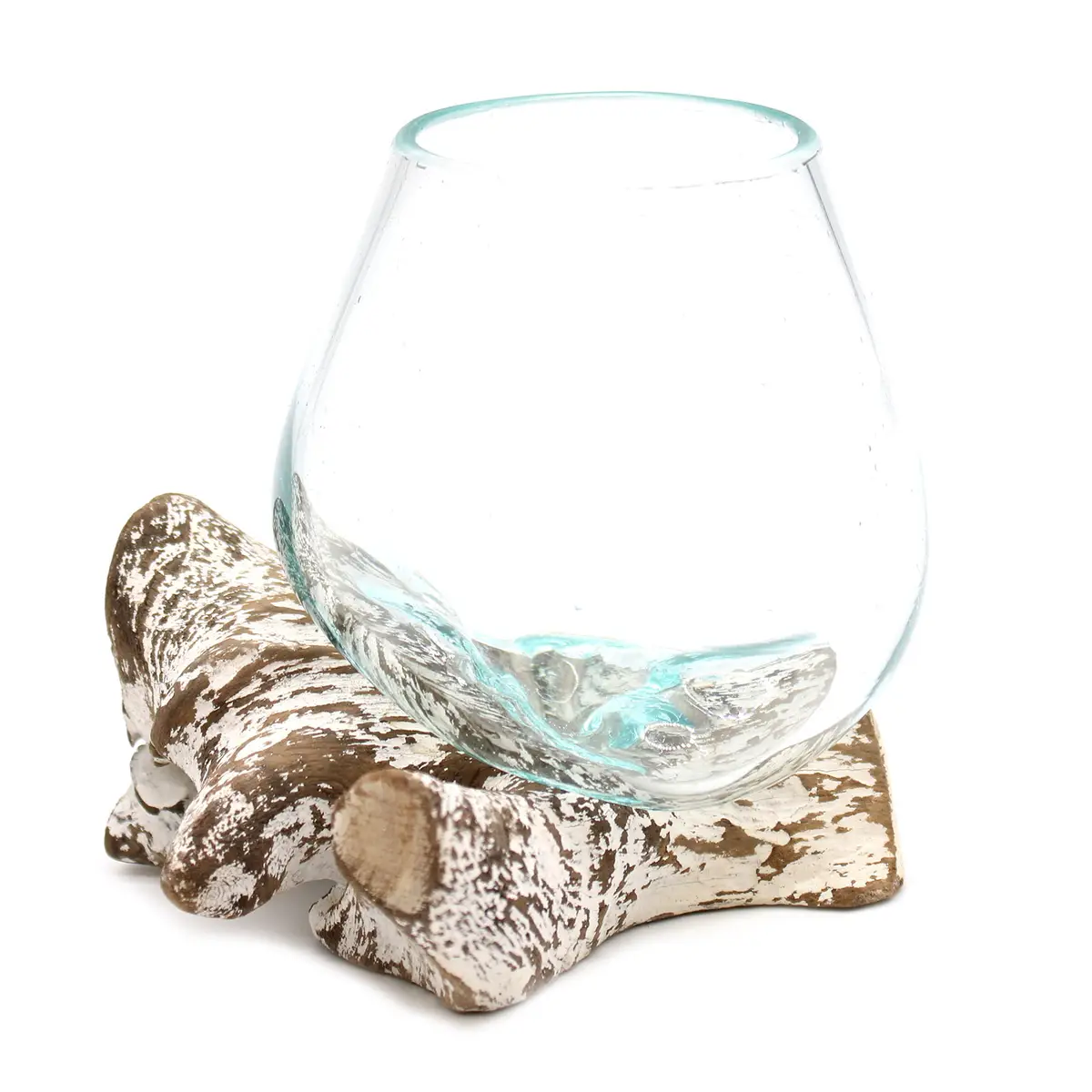 Handgjord skål i klart glas på vitmålat trä med naturlig form