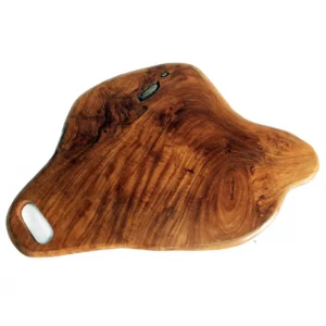 Handgjord skärbräda i teak med naturligt mönster och handtag