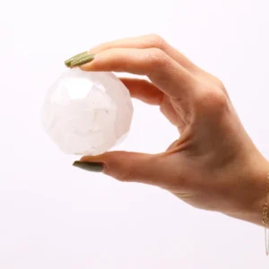 Slipad helande ädelstensboll i bergkristall med träställ - produktbild 2
