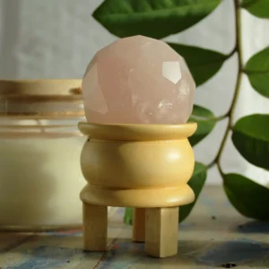 Slipad helande ädelstensboll i rosenkvarts med träställ - produktbild 3