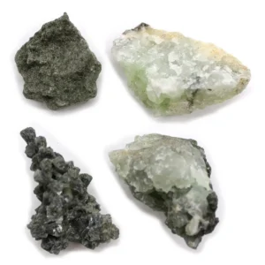 Fyra små mineralprover av prehnit i olika gröna och svarta nyanser på vit bakgrund