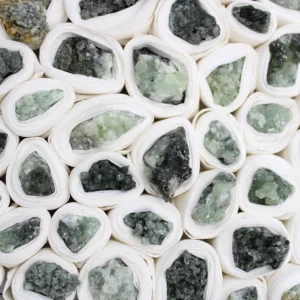 Små mineralprover av prehnit, cirka 100 stycken - produktbild 9