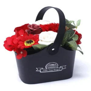 Bukett med röda och vita tvålblommor i svart korg med handtag