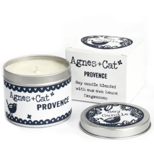 Sojavaxljus i plåtburk med lock och förpackning i vitt och svart med texten Agnes + Cat Provence