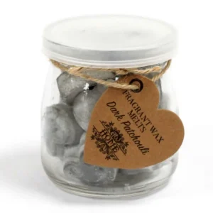 Burk med hjärtformade sojavaxsmältor i mörk patchouli-doft