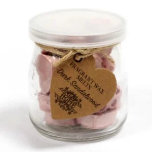 Burk med rosa hjärtformade sojavaxsmältor och etikett med texten Dark Sandalwood
