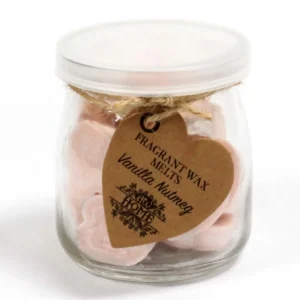 Glasburk med hjärtformade rosa sojavaxsmältor och etikett med texten Vanilla Nutmeg