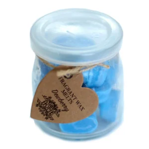 Burk med blå hjärtformade sojavaxsmältor och etikett med texten Fragrant Wax Melts Dewberry