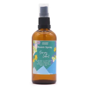 Brun sprayflaska med etikett för sommardoftspray Serene Lotus