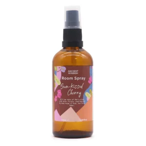 Brun glasflaska med spraypump och etikett för sommardoftspray Sun-Kissed Cherry