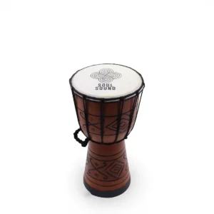 Liten Soul Sound djembe-trumma med tribal-inspirerade sniderier och vitt trumskinn