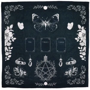 Spådomsduk med svart bakgrund och vit antik häxdesign med fjärilar, svampar och blommor