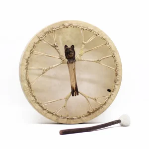 Shamantrumma Spirit of the Bear med handsnidad björkklubba liggande framför trumman