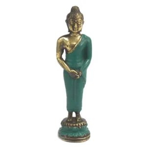 Stående Buddha-figur i mässing med grön dräkt på vit bakgrund