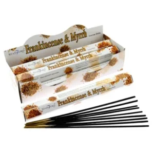 Förpackning med Stamford Premium Hex rökelsepinnar Frankincense & Myrra och lösa rökelsepinnar
