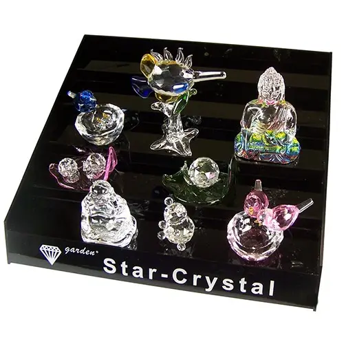 Svart trappstegsdisplay med små dekorativa Star Crystal-figurer för aromaterapi