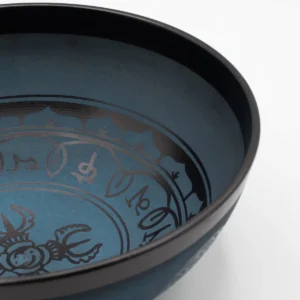 Stor aluminiumklangskål med tibetansk dubbel Dorje-design, blå (27 cm) - produktbild 2