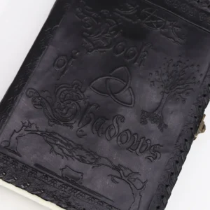 Stor anteckningsbok Book of Shadows i svart läder med 200 sidor och dekorerade kanter 25x18x3 cm - produktbild 3