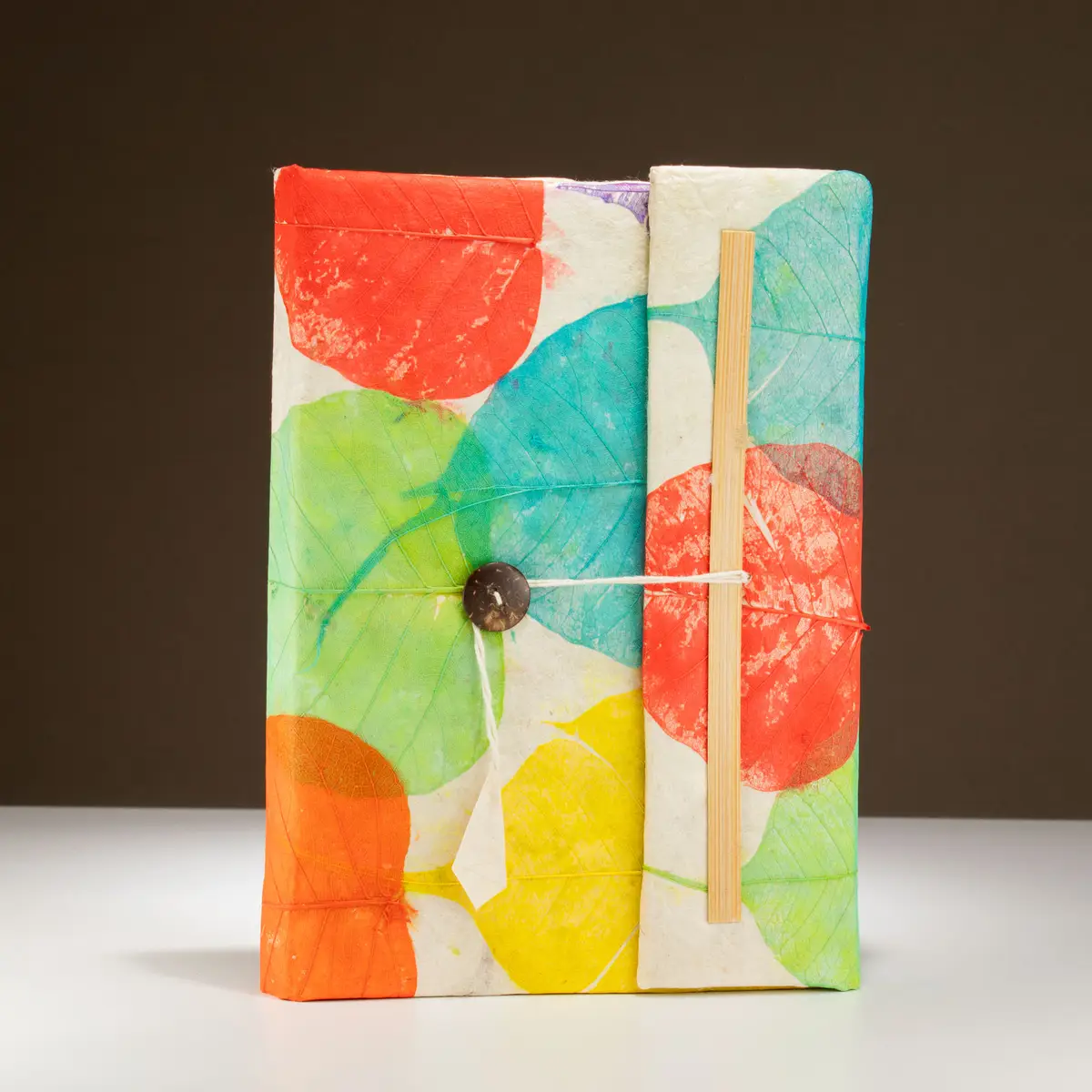 Stor anteckningsbok med färgglada löv i Lokta-papper 21x15 cm - produktbild 4