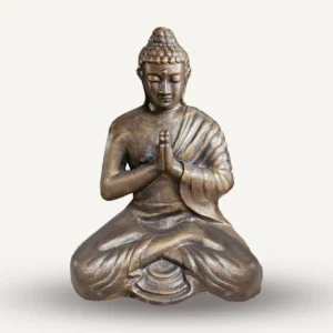 Stor bönande buddha-staty i antikguld sittande i meditationsställning