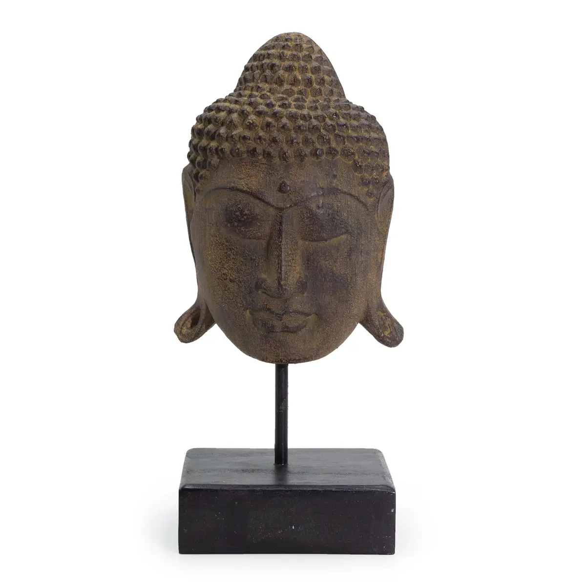 Stort Buddha-huvud i grå nyans på svart stativ mot vit bakgrund