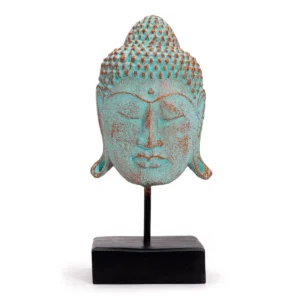 Stort Buddha-huvud i grön kopparfinish på svart stativ mot vit bakgrund