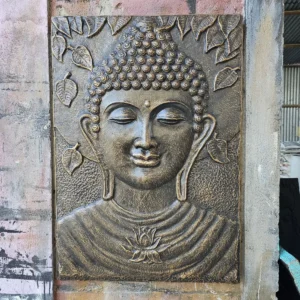 Stor Buddha-relief i järn med antik guldfinish monterad på vägg