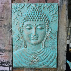 Turkos buddha-relief i järnram med detaljerad yta och lövmotiv