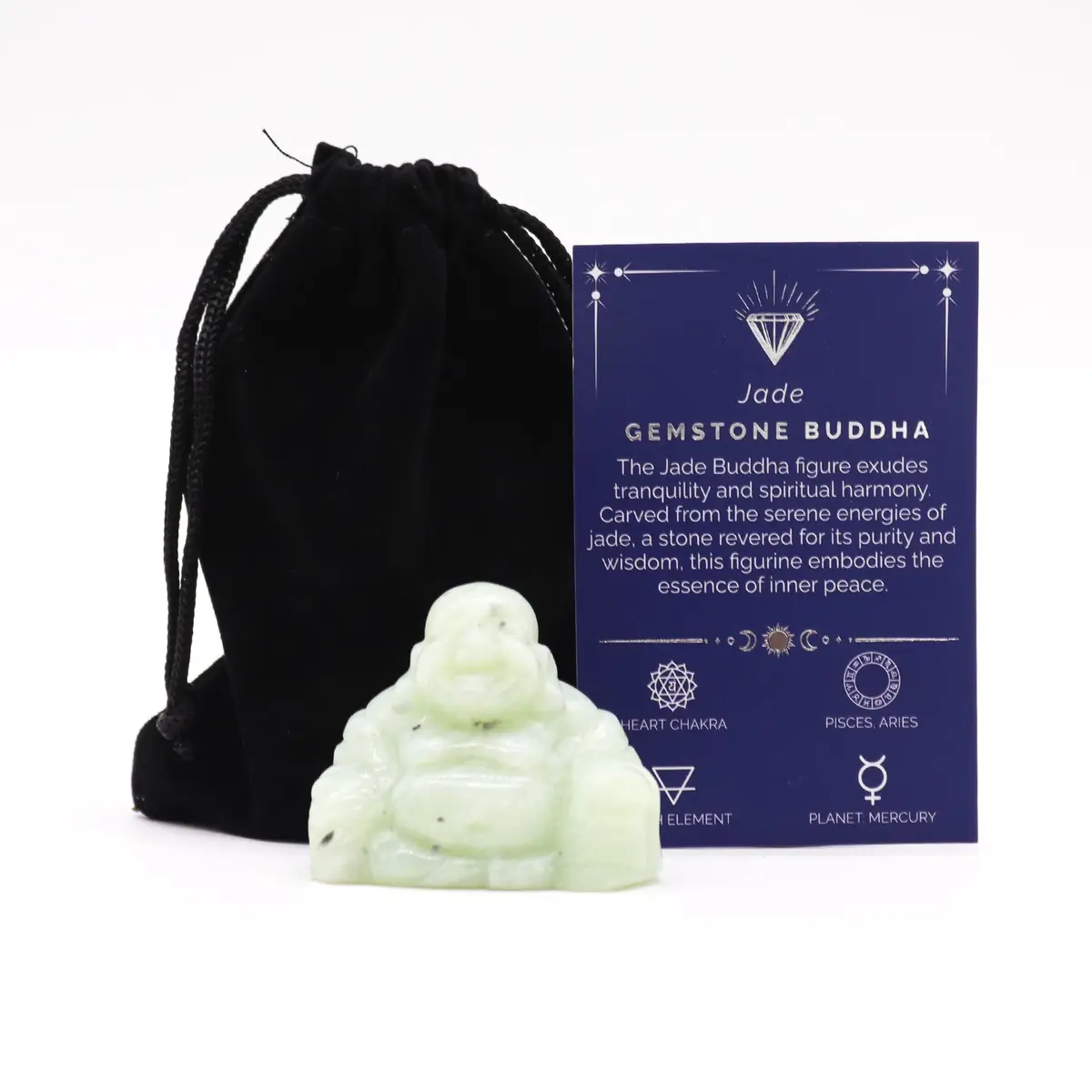 Handskuren Buddhafigur i ljusgrön jade med svart förvaringspåse och informationskort