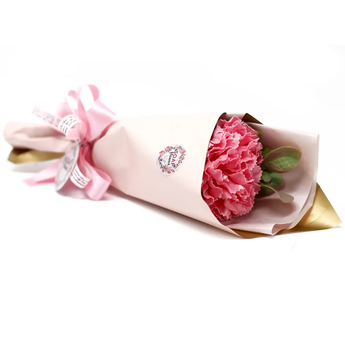 Stor bukett med rosa tvålblommor i nejlikmodell insvept i presentpapper med rosett
