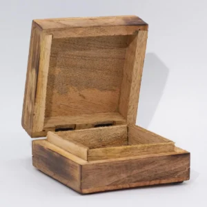 Stor fyrkantig trälåda 15x17,5x8 cm med hare och lejonmotiv - produktbild 2