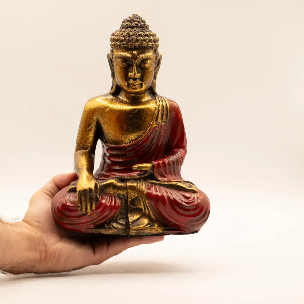 Stor handmålad Buddha-staty i resin röd och guld - produktbild 2