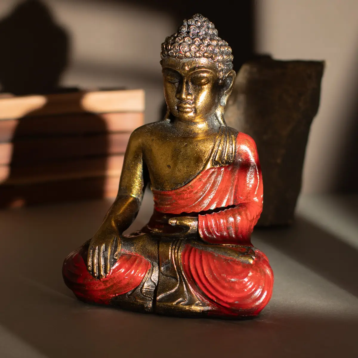 Stor handmålad Buddha-staty i resin röd och guld - produktbild 5
