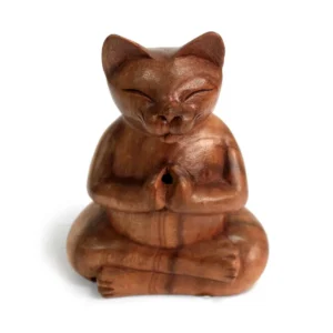 Handskuren träfigur föreställande en yogakatt i meditation