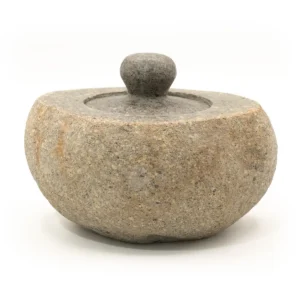 Stor jordningskruka i naturlig flodsten med lock på vit bakgrund