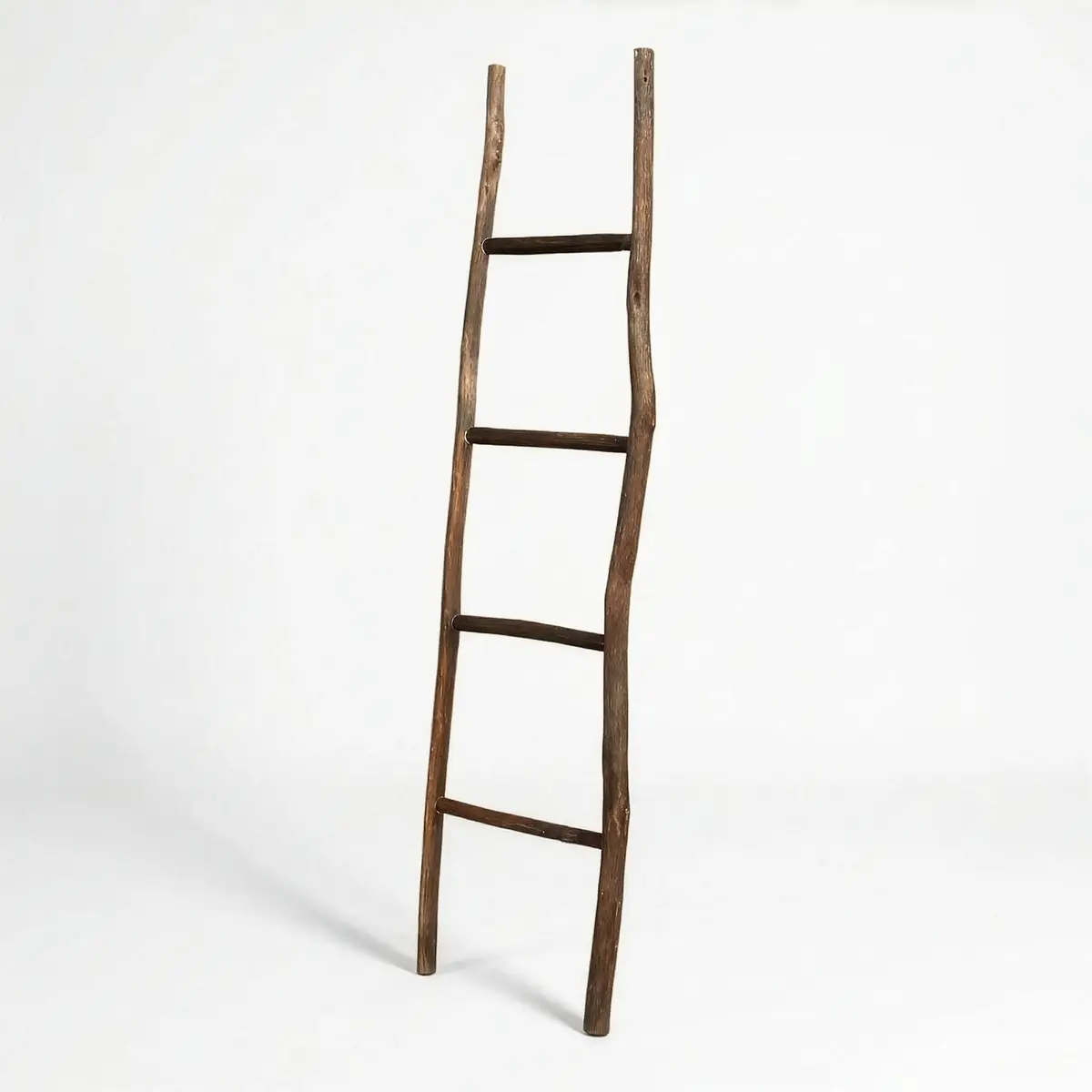 Dekorativ trästege i mörk chokladbrun finish med minimalistisk japansk design