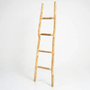 Stor trästege i naturligt trä med japanskinspirerad design