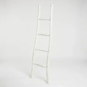 Vitlaserad trästege med fyra steg i japansk minimalistisk stil