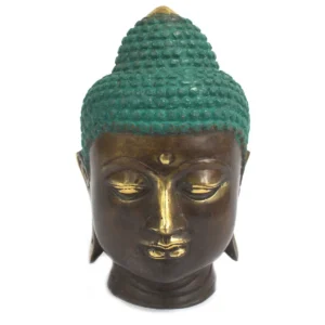 Stort buddhahuvud i mässing med grön patina på huvudet
