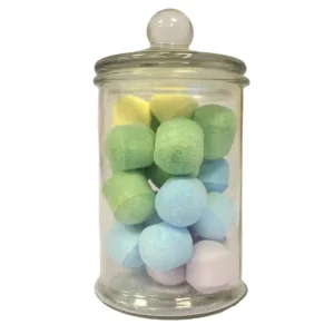 Stor klassisk glasburk med lock fylld med färgglada marshmallows