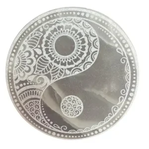 Rund selenitplatta med vit Feng Shui-design i form av yin och yang