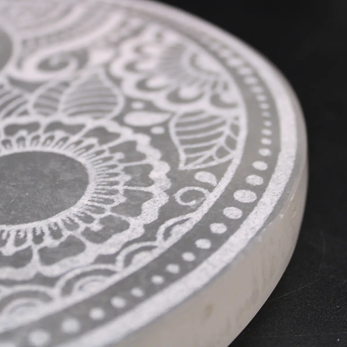 Stor laddningsplatta i selenit 18 cm med Feng Shui-motiv - produktbild 2