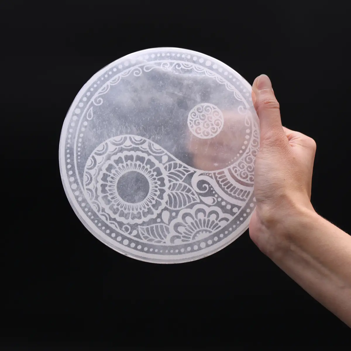 Stor laddningsplatta i selenit 18 cm med Feng Shui-motiv - produktbild 3