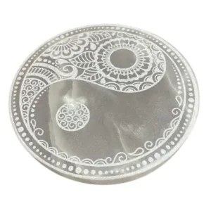 Stor laddningsplatta i selenit 18 cm med Feng Shui-motiv - produktbild 4