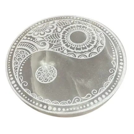 Stor laddningsplatta i selenit 18 cm med Feng Shui-motiv - produktbild 4