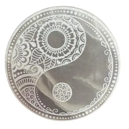 Rund selenitplatta med vit Feng Shui-design i form av yin och yang