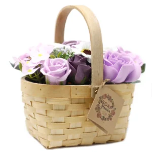 Flätad korg med lavendelfärgade tvålblommor och dekorativa blad