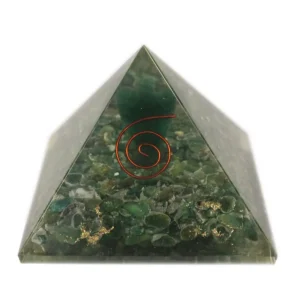 Grön orgonitpyramid med kopparspiral och ädelstensflisor