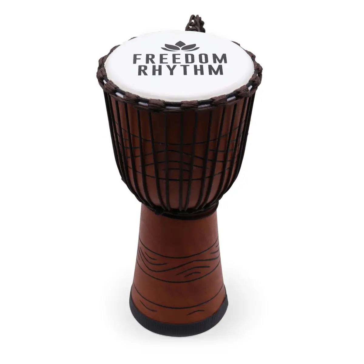 Stor djembe-trumma med träkropp och vitt trumhuvud med texten Freedom Rhythm