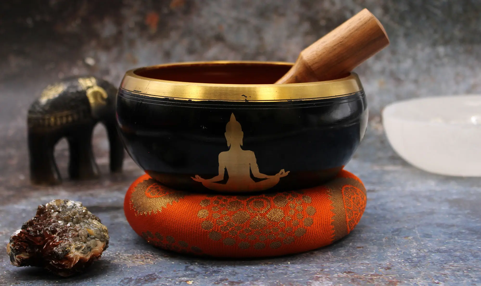 Stor tibetansk klangskål med buddha-motiv 14 cm - produktbild 2